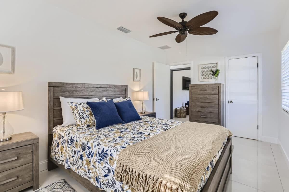 Ridgeway - Revel In Sunlit Living With Backyard Gazebo & Pool Casa de férias