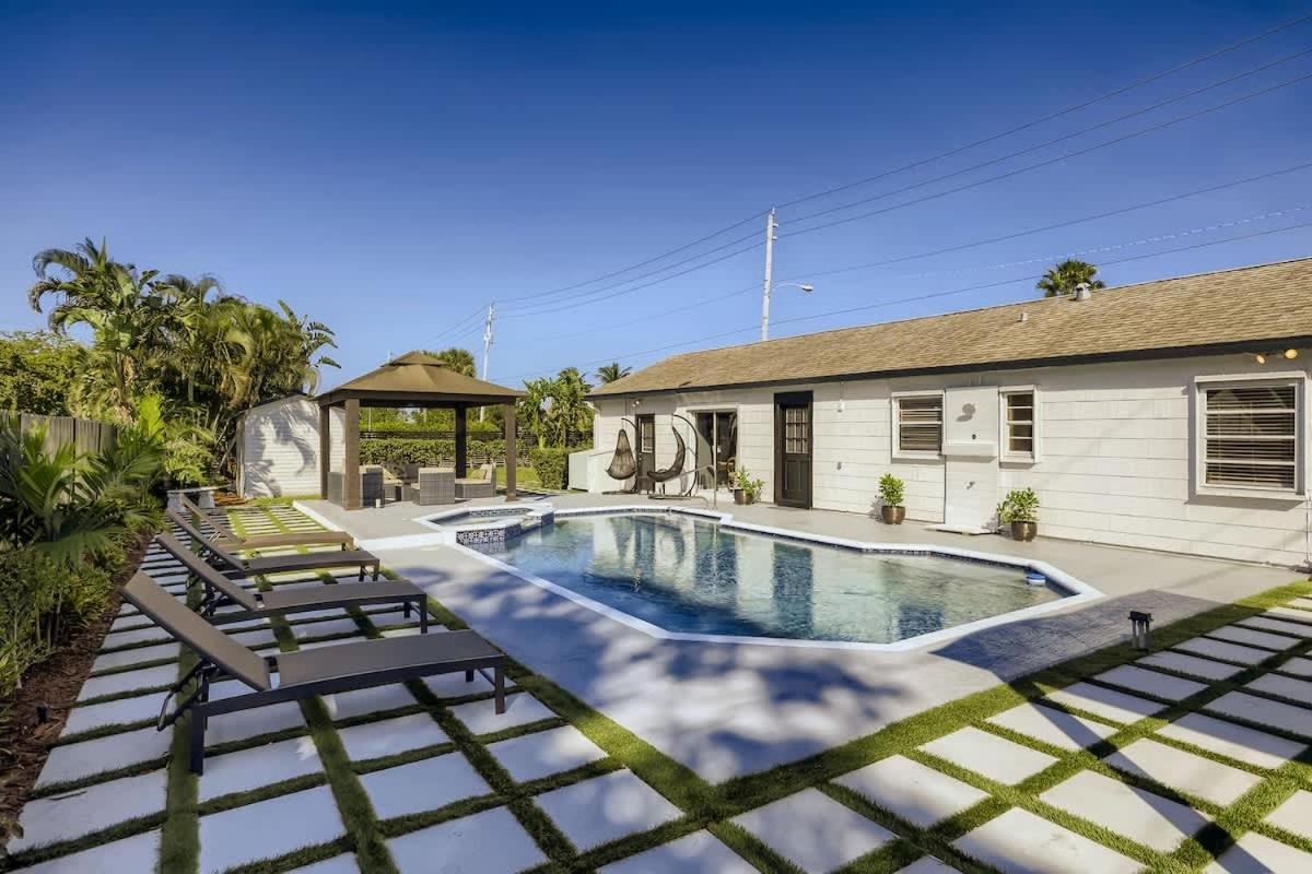 Casa de férias Ridgeway - Revel In Sunlit Living With Backyard Gazebo & Pool West Palm Beach