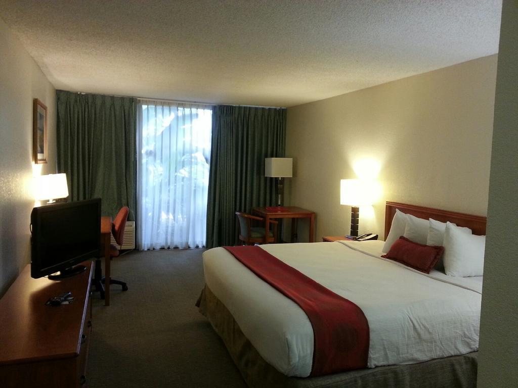 Hotel Ramada By Wyndham West Palm Airport 3*
