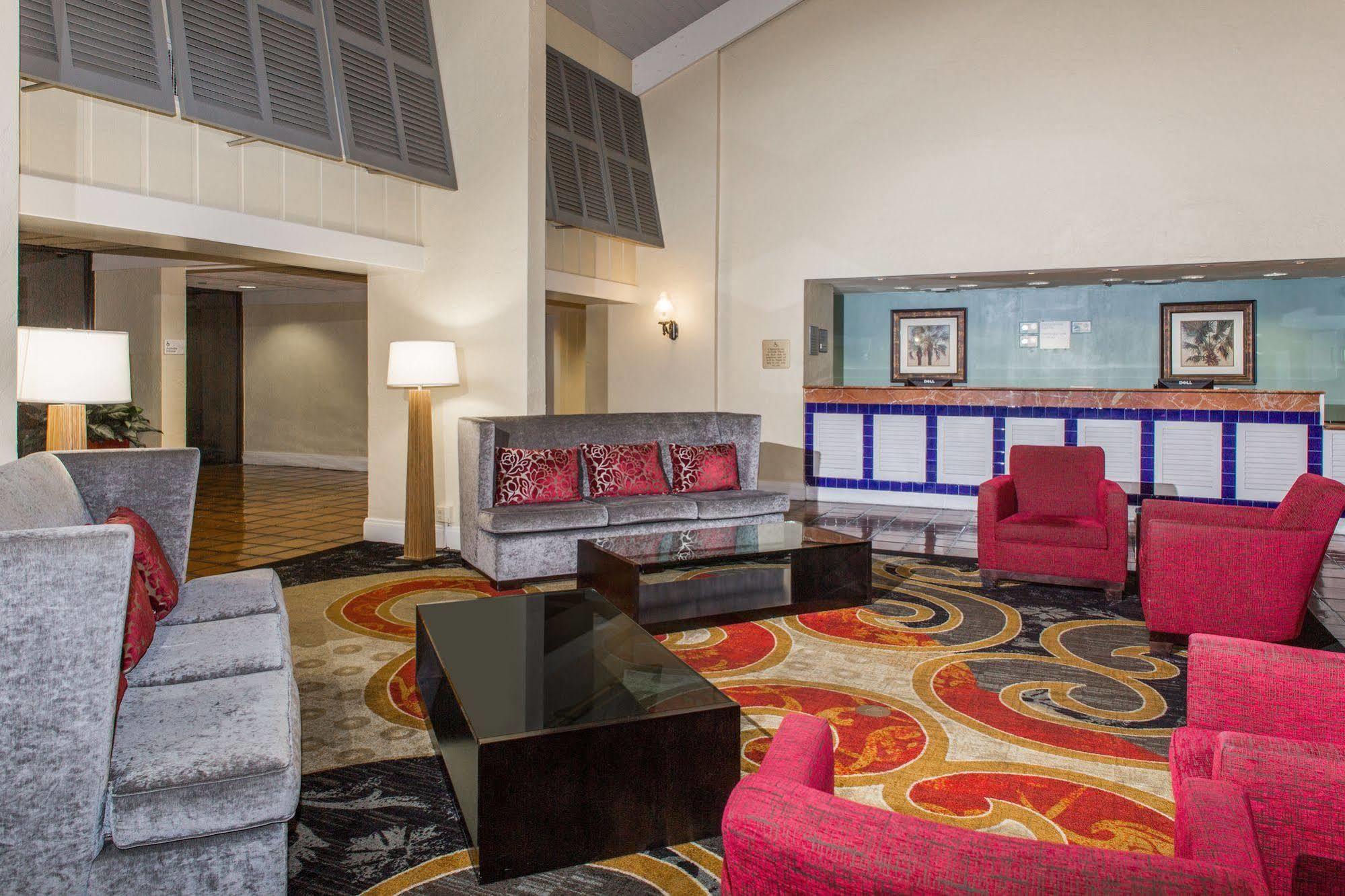 Ramada By Wyndham West Palm Airport 3*
