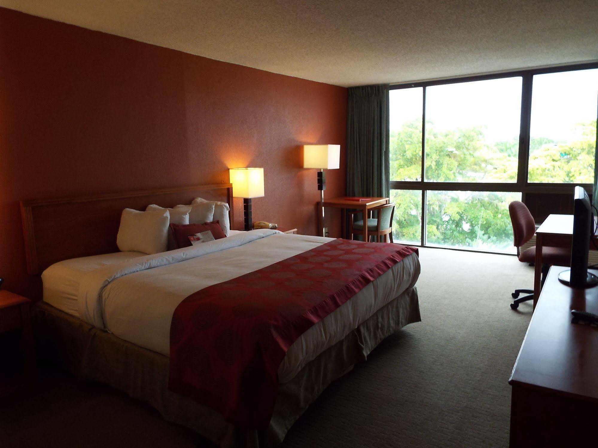Hotel Ramada By Wyndham West Palm Airport