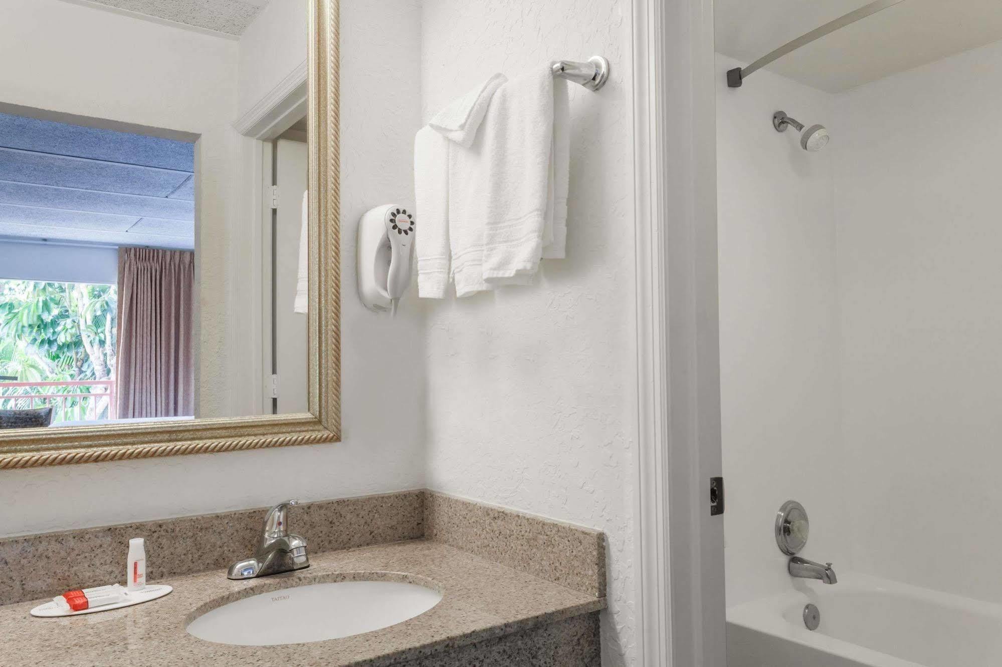 Hotel Days By Wyndham West Palm